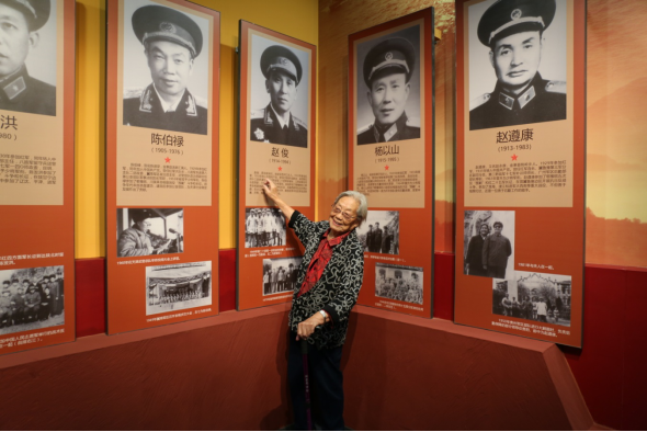 开国将军赵俊夫人一行到大别山革命历史纪念馆缅怀参观